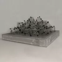 Obra tridimensional titulada 'Realidad Aleatoria'. Consiste en un grupo de cubos realizados con malla metálica y plástico, sobre base de concreto